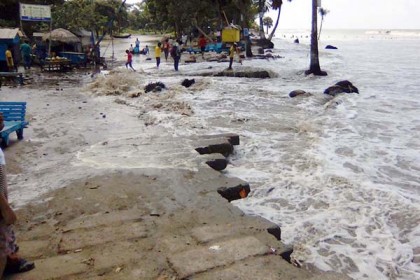 বিক্ষুব্ধ ঢেউয়ের তাণ্ডবে কুয়াকাটার সৈকত বিপর্যস্থ
