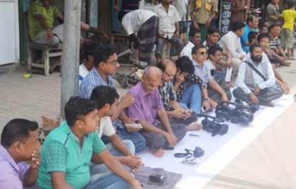 মেহেরপুরে সাংবাদিকদের কলম বিরতি পালন