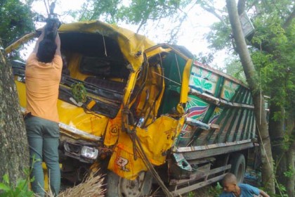 মাদারীপুরে নিয়ন্ত্রণ হারিয়ে ট্রাক খাদে, নিহত ২