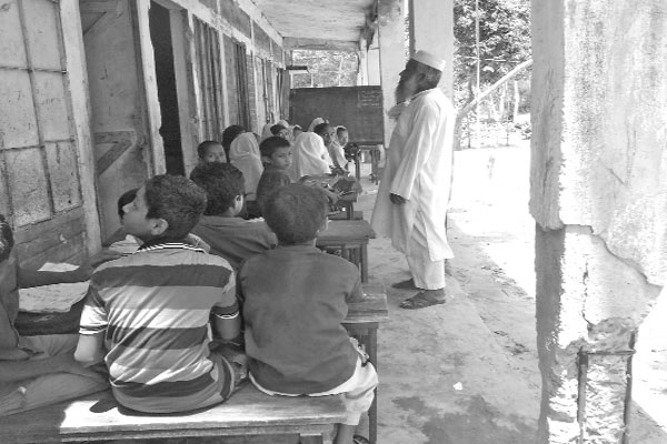 জরাজীর্ণ ছাদের নিচে তিন শতাধিক শিক্ষার্থী