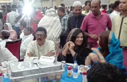 বসুন্ধরায় কনভেনশন সিটিতে রাজনীতিবিদদের সঙ্গে খালেদার ইফতার