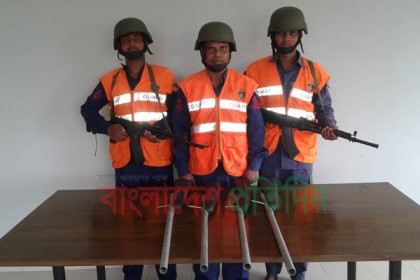 সুন্দরবন থেকে বনদস্যুদের ৪ পাইপগান উদ্ধার