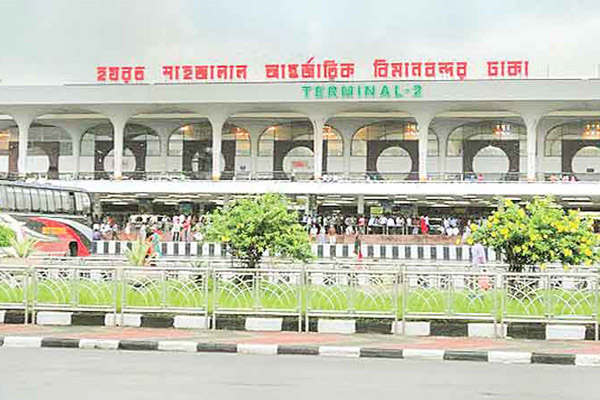 শাহজালালে সোয়া তিন কোটি টাকার মেমোরি কার্ডসহ আটক ১