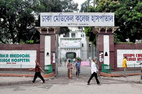 ঢাকা মেডিকেলের পাশে নারীর লাশ