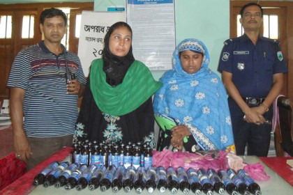 চাঁপাইনবাবগঞ্জে ফেন্সিডিলসহ ২ নারী আটক
