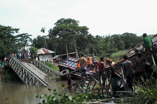 ব্রিজ ভেঙে দুটি পাথরবোঝাই ট্রাক খালে, নিহত ১ 