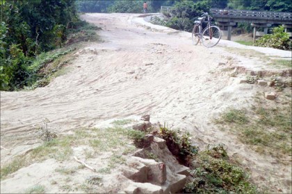 চাঁপাইনবাবগঞ্জে ১ কি.মি. রাস্তার বেহাল দশা