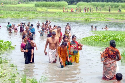 চাঁপাইনবাবগঞ্জে হিন্দু সম্প্রদায়ের দশহারা গঙ্গাস্নান অনুষ্ঠিত