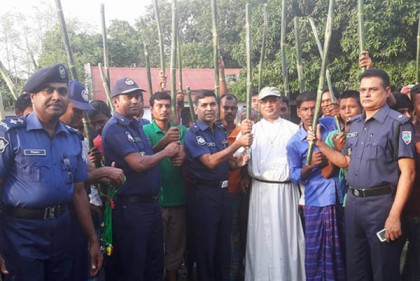 চুয়াডাঙ্গায় জনতার হাতে লাঠি বাঁশি তুলে দিলো পুলিশ