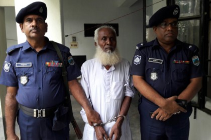 নওগাঁয় বাংলাভাইয়ের সহযোগীসহ আটক ৭৪
