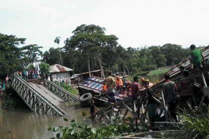 ব্রিজ ভেঙে দুটি পাথরবোঝাই ট্রাক খালে, নিহত ১ 