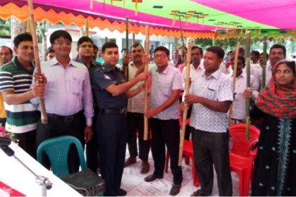 জীবননগরেও লাঠি-বাঁশি দিলেন এসপি