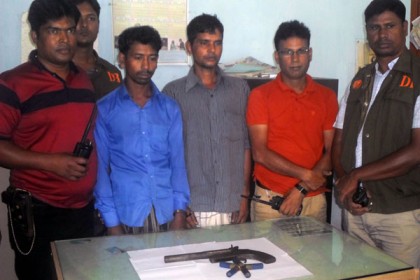 সিরাজগঞ্জে অস্ত্র ও গুলিসহ ২ ডাকাত আটক