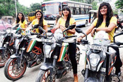 মোটরসাইকেলে ৪ কন্যার দশ দেশ!