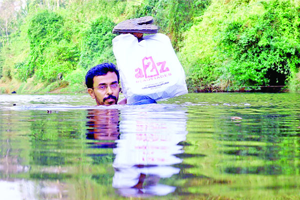 ১৯ বছর ধরে নদী সাঁতরে স্কুলে যাওয়া শিক্ষক