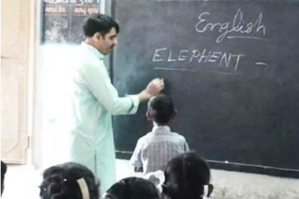 শেখাতে গিয়ে বানান ভুল করলেন মন্ত্রী!
