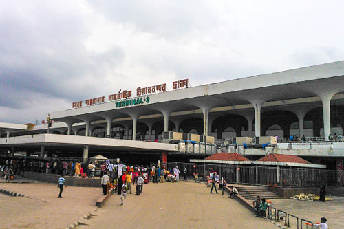 শাহজালালে ৩৭০০ প্যাকেট সিগারেট জব্দ