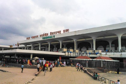 শাহজালালে ৩৭০০ প্যাকেট সিগারেট জব্দ