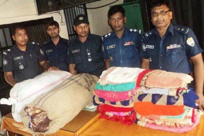 পার্বতীপুরে ট্রেন থেকে ভারতীয় কাপড় উদ্ধার