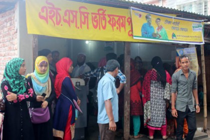 ঠাকুরগাঁওয়ে একাদশ শ্রেণীতে ভর্তিতে ভোগান্তিতে শিক্ষার্থীরা