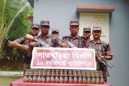 চৌদ্দগ্রামে ২২৬ বোতল ভারতীয় হুইস্কি উদ্ধার