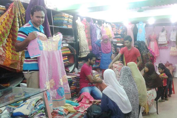 ঈদে চৌদ্দগ্রামে ব্যস্ত সময় কাটাচ্ছেন কাপড় ব্যবসায়ীরা