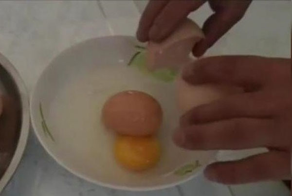 ডিমের ভেতরে ডিম!