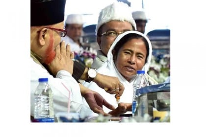 ইফতার পার্টিতে মমতা