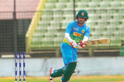 দুর্দান্ত সেঞ্চুরিতে শীর্ষে তামিম