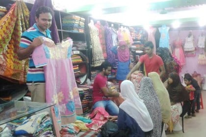 ঈদে চৌদ্দগ্রামে ব্যস্ত সময় কাটাচ্ছেন কাপড় ব্যবসায়ীরা