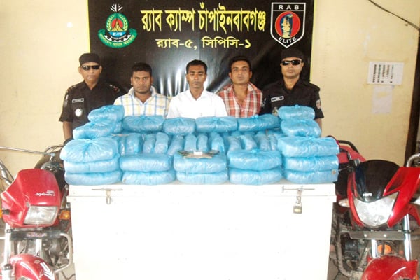 চাঁপাইনবাবগঞ্জে ৬৩ কেজি গাঁজাসহ আটক ৩
