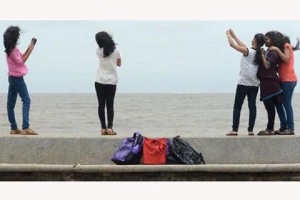 সেলফি তুলতে গিয়ে সাতজনের মৃত্যু
