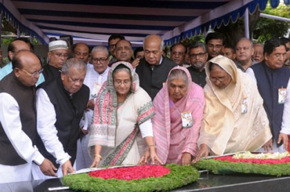 বঙ্গবন্ধুর প্রতিকৃতিতে প্রধানমন্ত্রীর শ্রদ্ধা