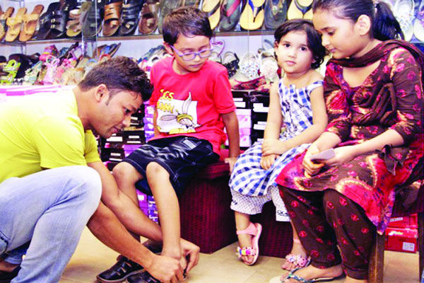 ফুটপাথ থেকে অভিজাত শপিং মলে মাদারবাড়ীর পাদুকা