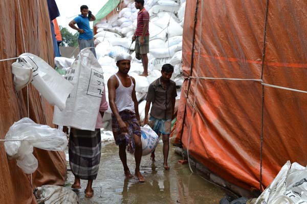 ঠাকুরগাঁওয়ে টানা বৃষ্টিতে শত শত বস্তা সার নষ্ট 