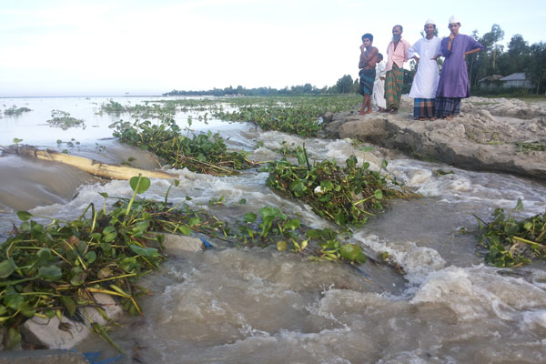 সিরাজগঞ্জে যমুনার তীর সংরক্ষণ বাঁধে ধস