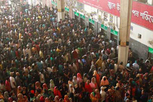 কমলাপুরে টিকিট প্রত্যাশীদের উপচে পড়া ভিড়