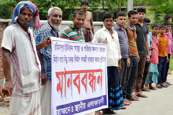 ঠাকুরগাঁওয়ে নিম্নমানের কাজের প্রতিবাদে মানববন্ধন