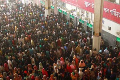কমলাপুরে টিকিট প্রত্যাশীদের উপচে পড়া ভিড়