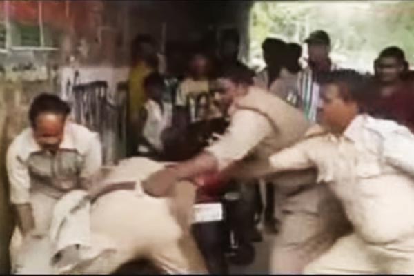 ঘুষের টাকা নিয়ে চার পুলিশের মারামারি! (ভিডিও)