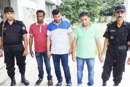 ঝিনাইদহে অস্ত্র গুলি ও ইয়াবাসহ আটক ৩

