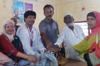 কলাপাড়ায় দুস্থ নারীদের মাঝে সেলাই মেশিন বিতরণ 