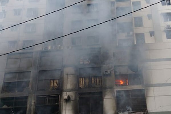 বাড্ডায় বহুতল ভবনে আগুন