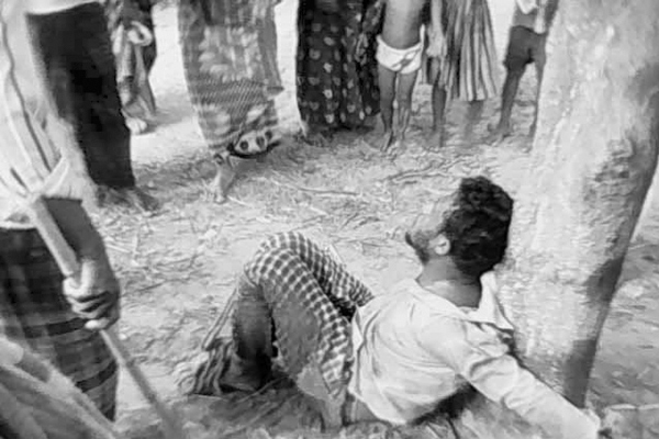 গাছে বেঁধে যুবককে দিনভর নির্যাতন