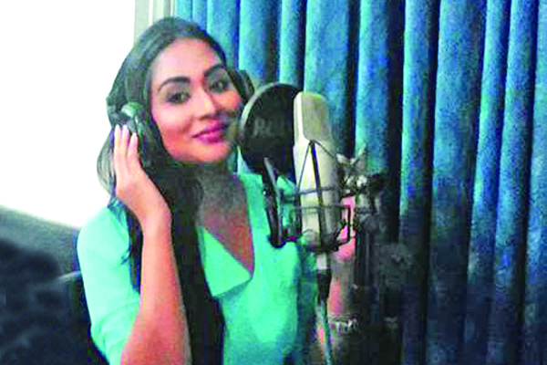 গান গাইলেন মম