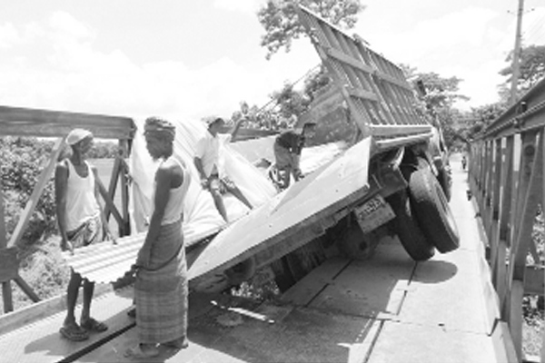 সেতু ধসে যান চলাচল বন্ধ