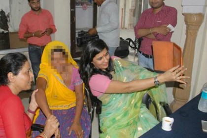 
ধর্ষণের শিকার নারীর সঙ্গে সেলফি, বিতর্কে নারী কমিশনের সদস্য