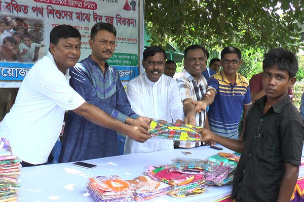 টাঙ্গাইলে পথ শিশুদের মাঝে ঈদ পোষাক বিতরণ