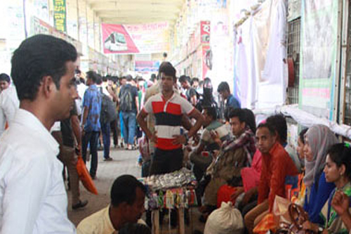 ছুটির প্রথম দিন গাবতলীতে ঘরমুখো মানুষের ভিড়