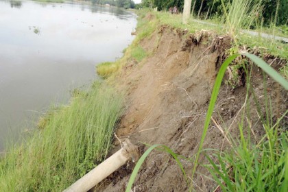 ধরলায় তীব্র ভাঙ্গন, ৩৫ বসত ভিটা নদী গর্ভে